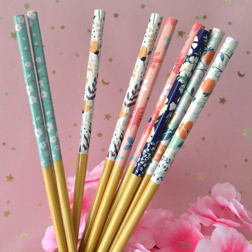 des baguettes en bambou aux motifs de fleurs colorées et harmonieuses. Durables, elles sont jolies et habillent avec élégance votre table