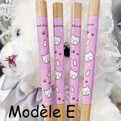 des baguettes japonaises au motif de petits chats et de nourriture. Le design est amusant et très mignon. En bambou, elles sont durables et réutilisables.