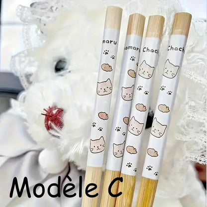des baguettes japonaises au motif de petits chats et de nourriture. Le design est amusant et très mignon. En bambou, elles sont durables et réutilisables.