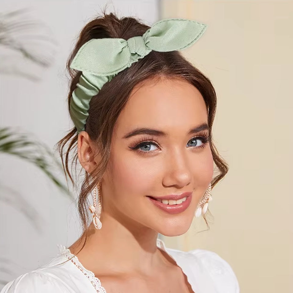 des bandeaux pour cheveux vert, violet ou rose ornés d'un petit noeud tout mignon. Taille élastique.