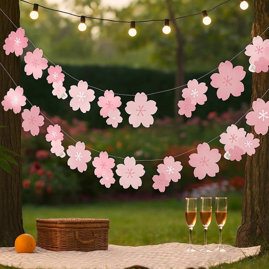 une banderole en papier formée de fleurs de sakura rose. A suspendre avec sa cordelette fournie. Elle ajoute une touche florale et mignonne à une pièce ou un extérieur.