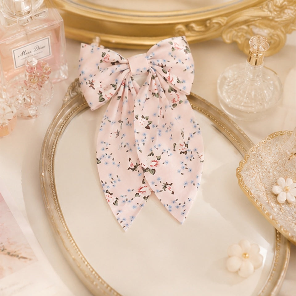 une jolie barrette à cheveux en forme de ruban au design floral élégant et féminin. Style bohème chic.