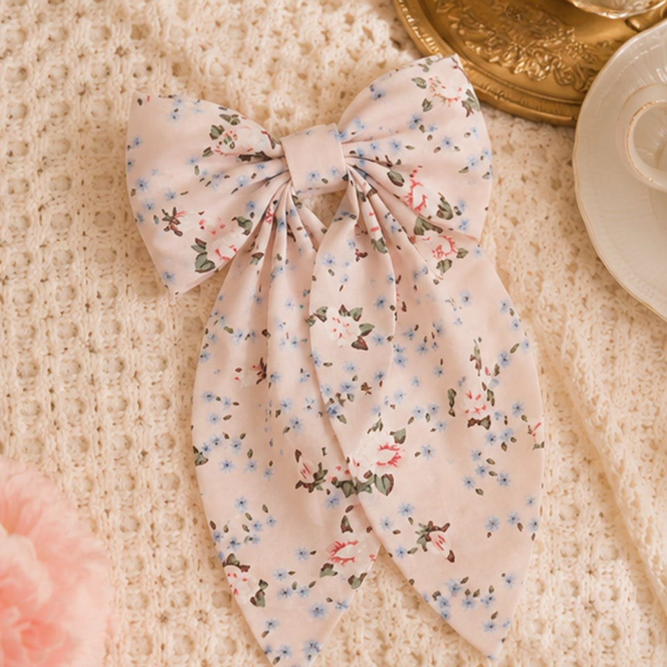 une jolie barrette à cheveux en forme de ruban au design floral élégant et féminin. Style bohème chic.