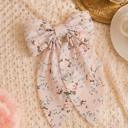 une jolie barrette à cheveux en forme de ruban au design floral élégant et féminin. Style bohème chic.