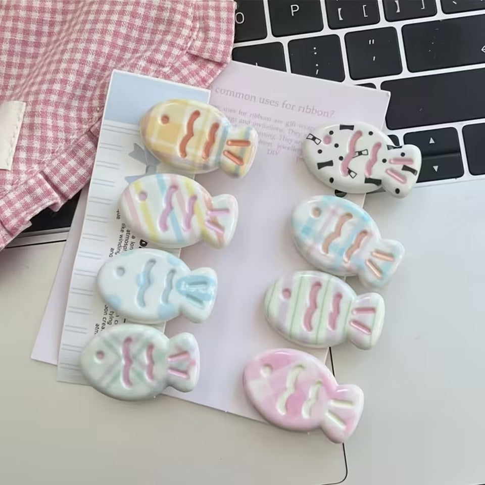des barrettes hyper mignonnes en forme de poissons colorés. Avec leur look kawaii, ils ajoutent du pep's et de l'originalité à vos coiffures.