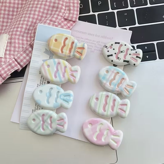 des barrettes hyper mignonnes en forme de poissons colorés. Avec leur look kawaii, ils ajoutent du pep's et de l'originalité à vos coiffures.