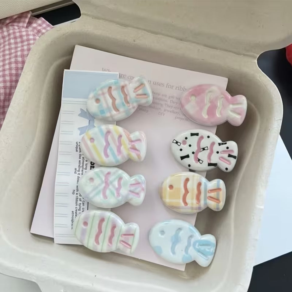 des barrettes hyper mignonnes en forme de poissons colorés. Avec leur look kawaii, ils ajoutent du pep's et de l'originalité à vos coiffures.