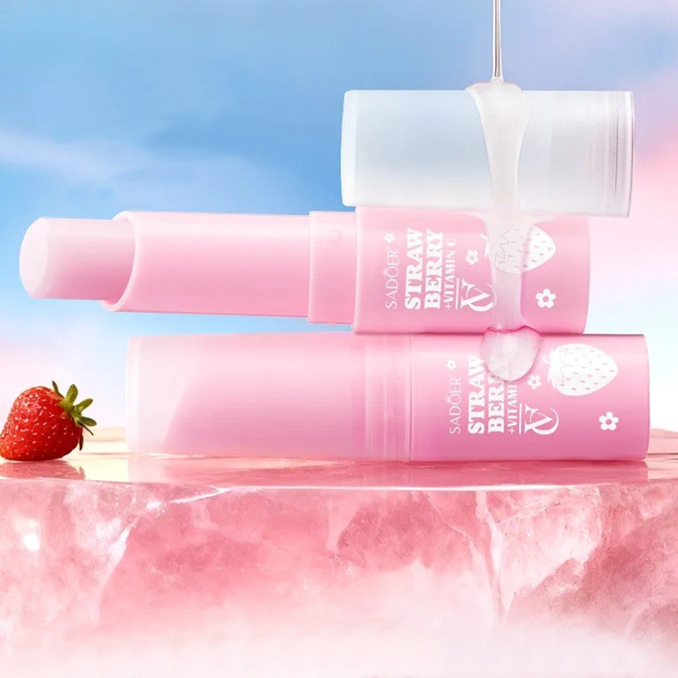 Baume à lèvres hydratant à la fraise et vitamine C SADOER, présenté dans un joli décor de fraises fraîches et un fond pastel.