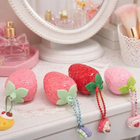 un baume à lèvres en forme de fraise hyper gourmande avec sa breloque. Senteur fraise !