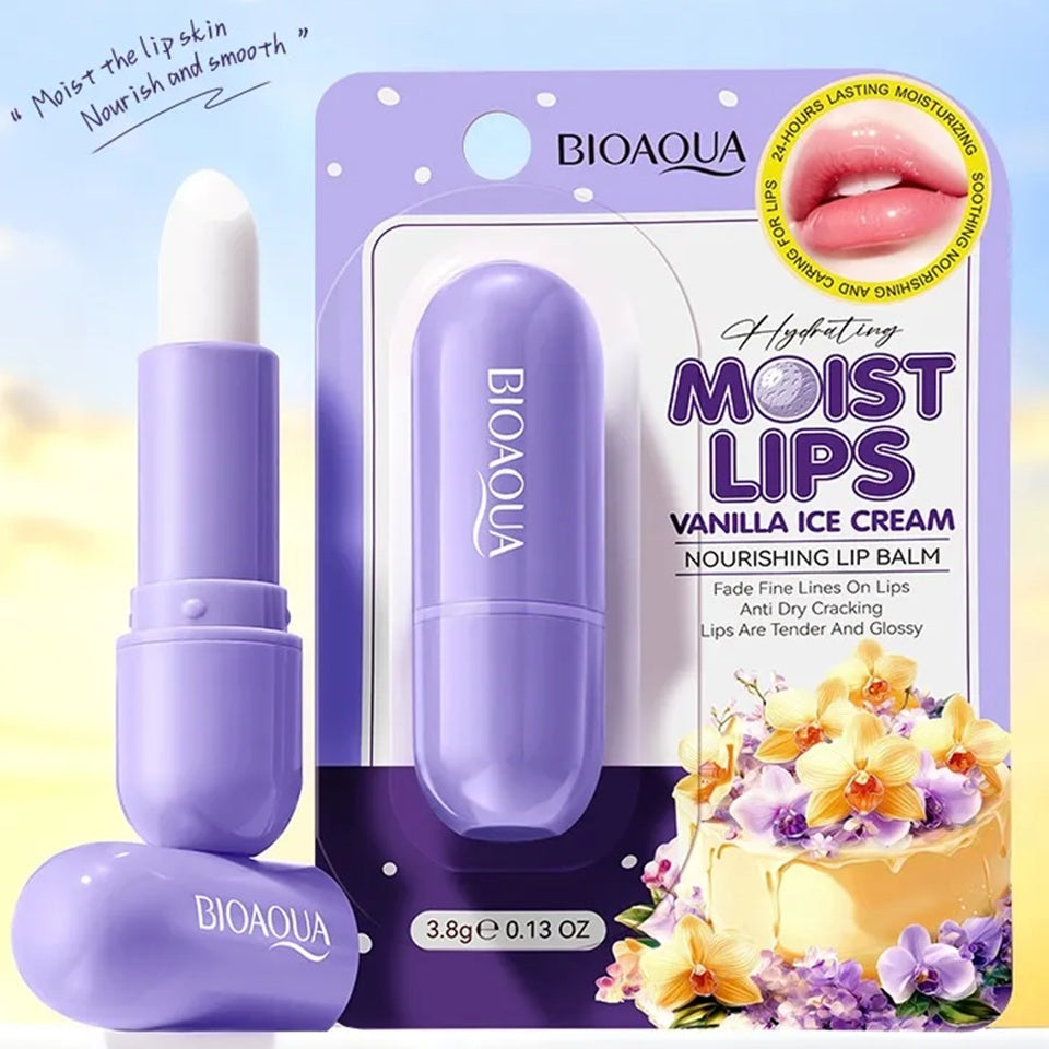 Un baume à lèvre dans un étui violet présenté dans son emballage en carton sur lequel est dessiné un gâteau et des fleurs. Parfumé à la glace à la vanille, il hydrate et nourrit en profondeur pendant 24 heures.