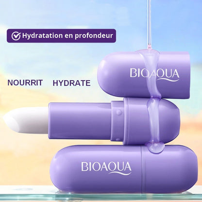 Un baume à lèvre dans un étui violet présenté ouvert. Parfumé à la glace à la vanille, il hydrate et nourrit en profondeur pendant 24 heures.