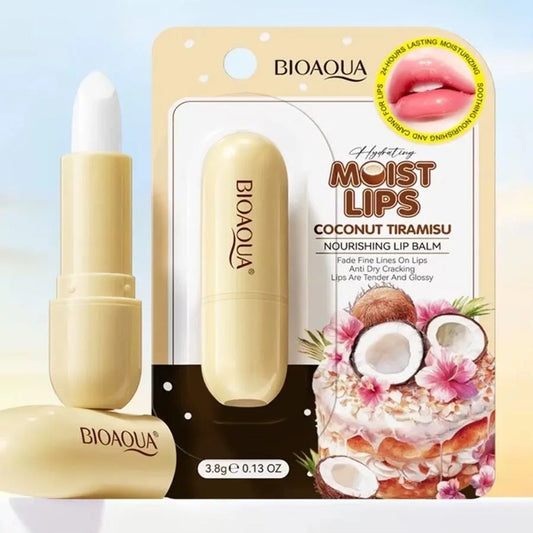 Un baume à lèvres présenté dans un joli packaging jaune pastel, parfumé au tiramisu à la noix de coco. Joli design d'un gâteau et de noix de coco dessiné sur le carton d'emballage. Nourrit et hydrate n profondeur !