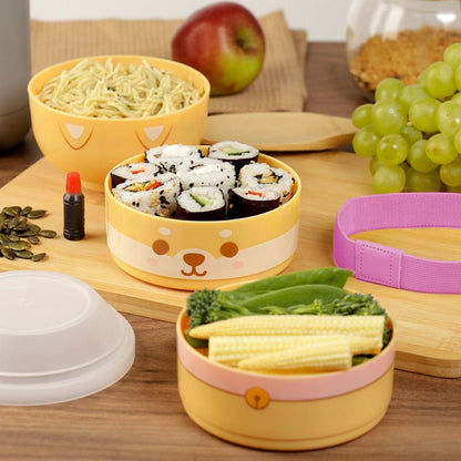 une boite repas bento au motif de shiba inu hyper mignon. Composée de trois compartiments empilables, elle est d'une grande capacité.