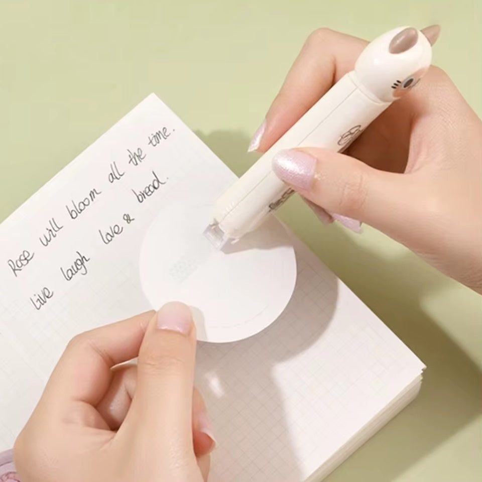 un outil de papeterie qui combine ruban correcteur et colle dans un design en forme de chat ultra mignon.