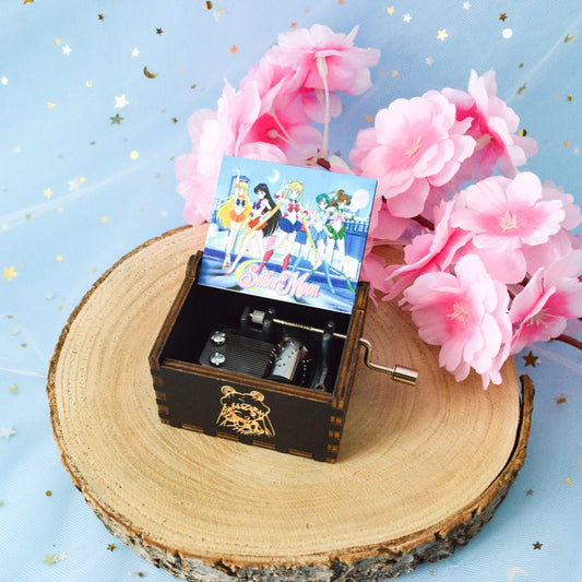 une petite boite à musique décorée de Sailormoon et ses amies. Avec sa manivelle, elle joue la musique Moonlight Densetsu