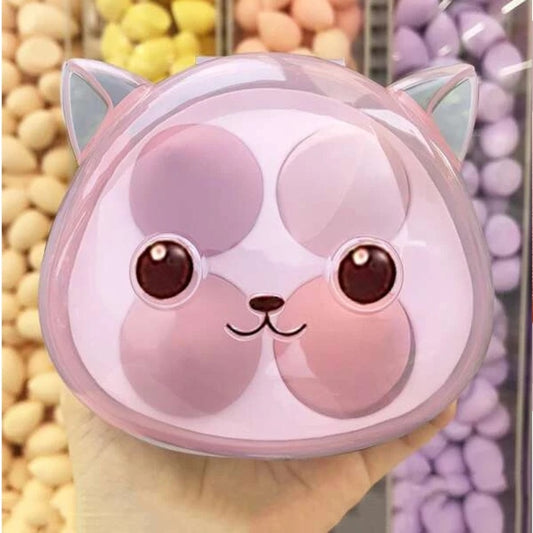 Une jolie boite à éponges de maquillage en forme de chat tout mignon. Elle contient 4 éponges de maquillage pour travailler votre teint. Hyper pratique, elle devient un élément de décoration adorable !