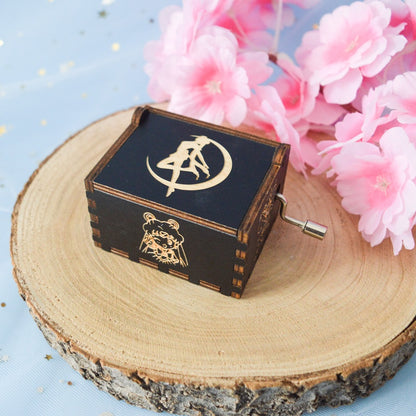 une petite boite à musique décorée de Sailormoon et ses amies. Avec sa manivelle, elle joue la musique Moonlight Densetsu