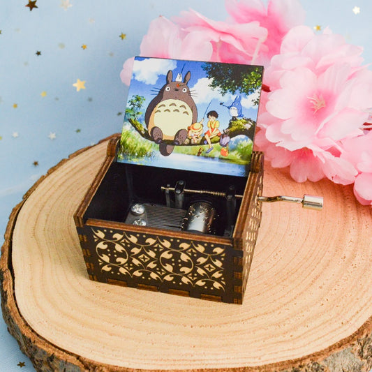 une boite à musique reprenant le thème du film Mon voisin Totoro : path of the wind. Elle est décorée des personnages emblématiques de ce film : Totoro, Mei, Satsuki et les chibi Totoro.