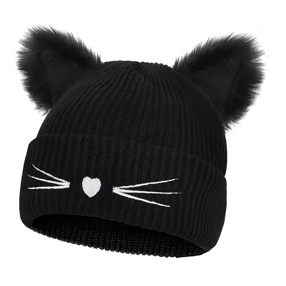 un adorable bonnet noir doté d'oreilles de chat toutes fluffy et douces. Une petite truffe en forme de coeur et des moustaches sont brodées sur le revers du bonnet. Il est très doux et confortable à porter.