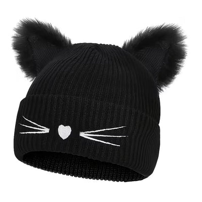 un adorable bonnet noir doté d'oreilles de chat toutes fluffy et douces. Une petite truffe en forme de coeur et des moustaches sont brodées sur le revers du bonnet. Il est très doux et confortable à porter.