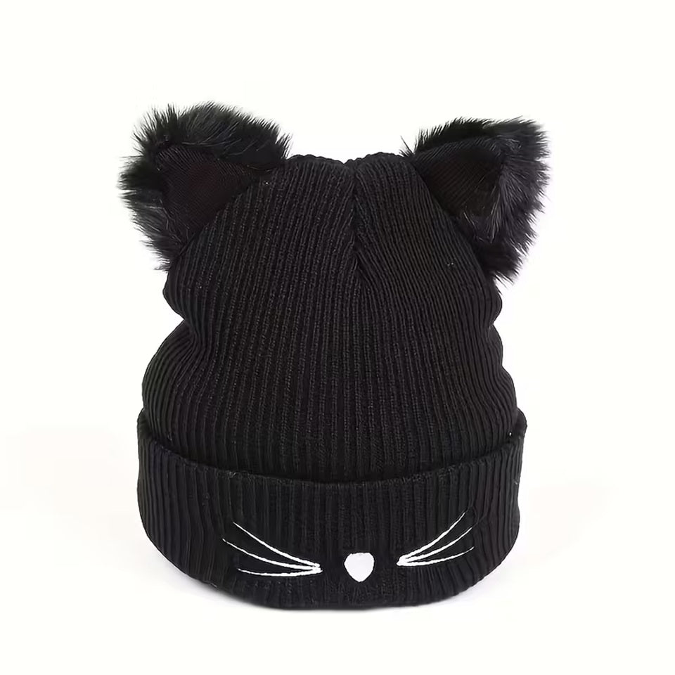 un adorable bonnet noir doté d'oreilles de chat toutes fluffy et douces. Une petite truffe en forme de coeur et des moustaches sont brodées sur le revers du bonnet. Il est très doux et confortable à porter.