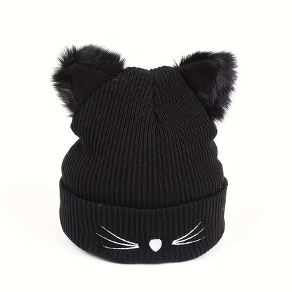 un adorable bonnet noir doté d'oreilles de chat toutes fluffy et douces. Une petite truffe en forme de coeur et des moustaches sont brodées sur le revers du bonnet. Il est très doux et confortable à porter.
