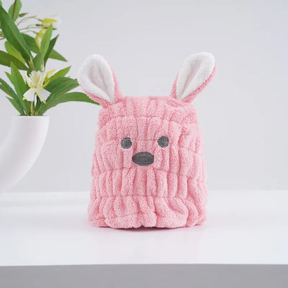 Trois bonnets serviette pour cheveux kawaii rose pastel en forme de petit chien avec deux grandes oreilles, une bouille brodée et une texture douce et moelleuse. Un accessoire pratique et adorable pour un moment cocooning.