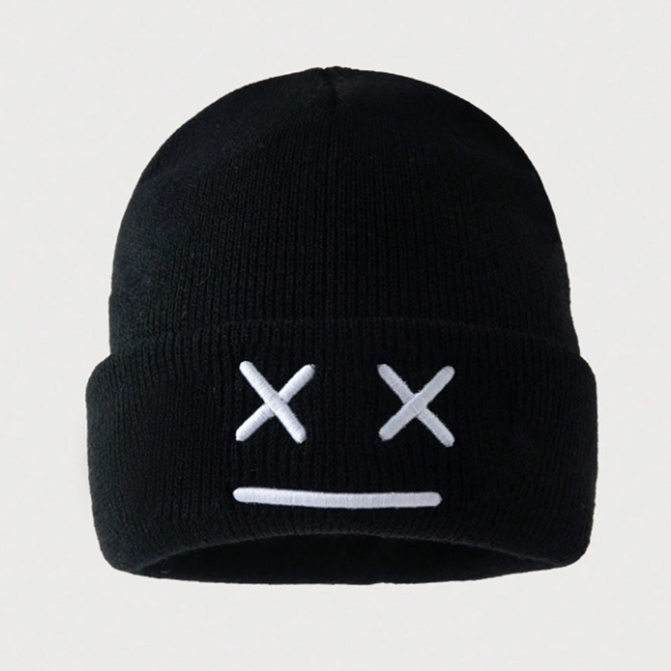 un bonnet à revers noir ou blanc brodé, représentant des yeux en forme de croix et une bouche minimaliste. Design tendance, moderne et minimaliste pour un look urbain street wear adorable.