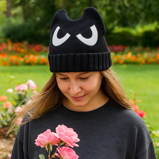 un bonnet noir avec des oreilles de diable et de grands yeux méchants brodés. Pour un style kawaii monster assumé !