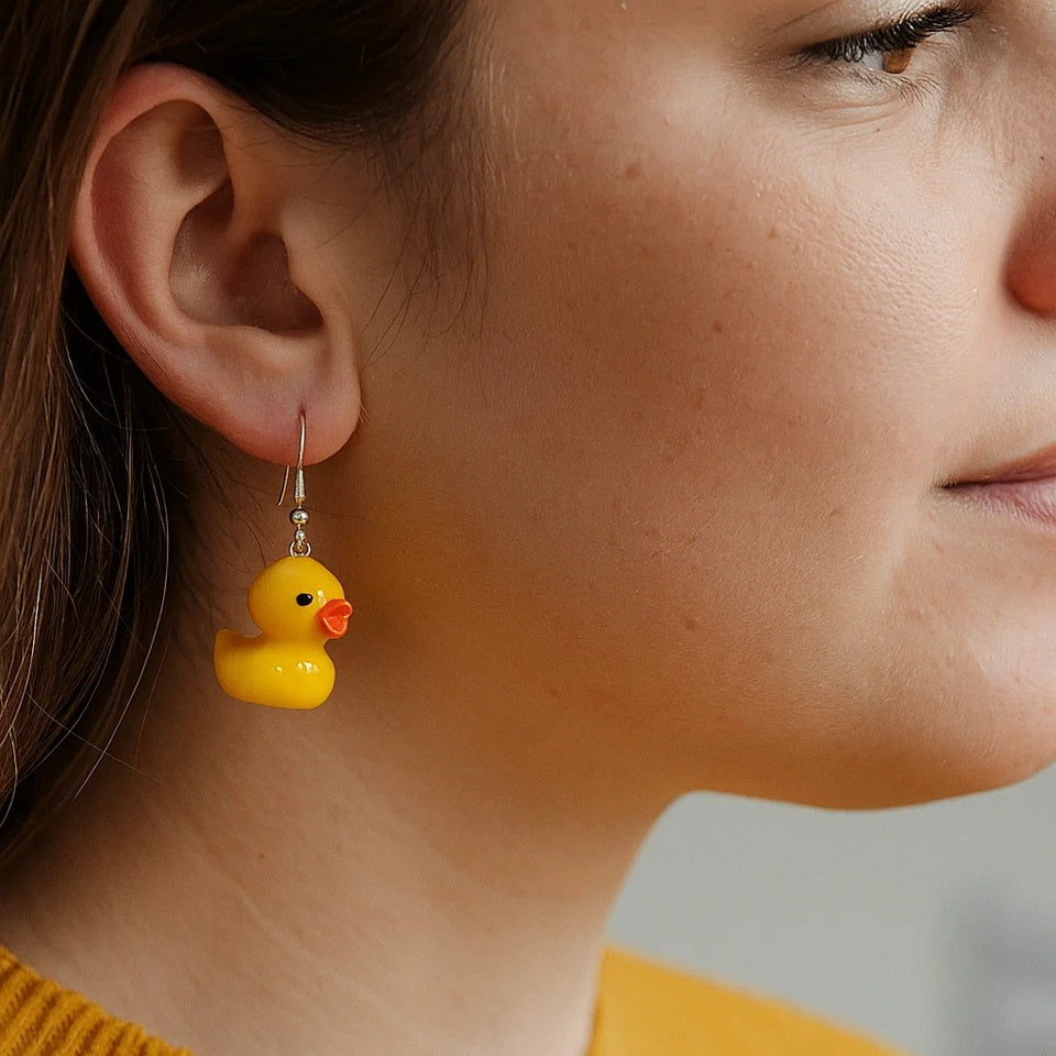 des boucles d'oreilles en forme de canards jaunes trop mignons