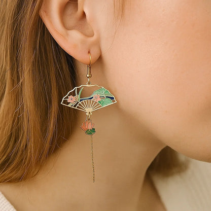 une paire de boucles d'oreilles asymétriques composées d'une carpe koï rouge et blanche et d'une perle ainsi que d'un éventail au motif de nénuphar.