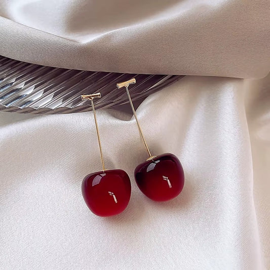 une paire de boucles d'oreilles adorables en forme de cerises rouges gourmandes