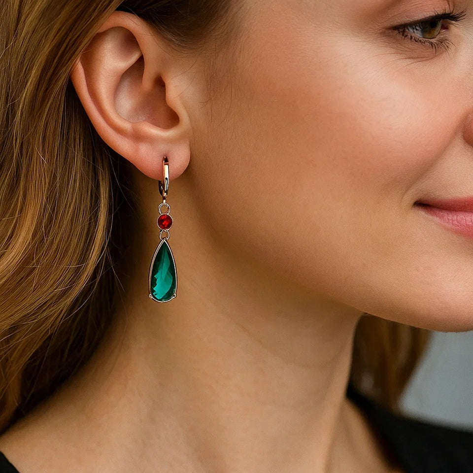 des boucles d'oreilles en cristal vert rouge, inspirées du même bijou que porte Hauru, le sorcier dans le château ambulant.