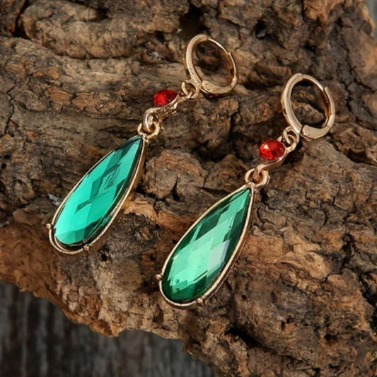 des boucles d'oreilles en cristal vert rouge, inspirées du même bijou que porte Hauru, le sorcier dans le château ambulant.