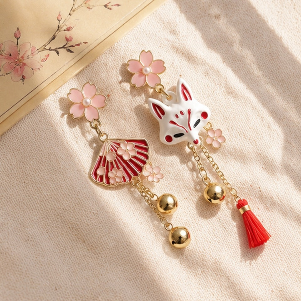 Boucles d'oreilles kitsune sakura – détail pompon rouge et clochette japonaise