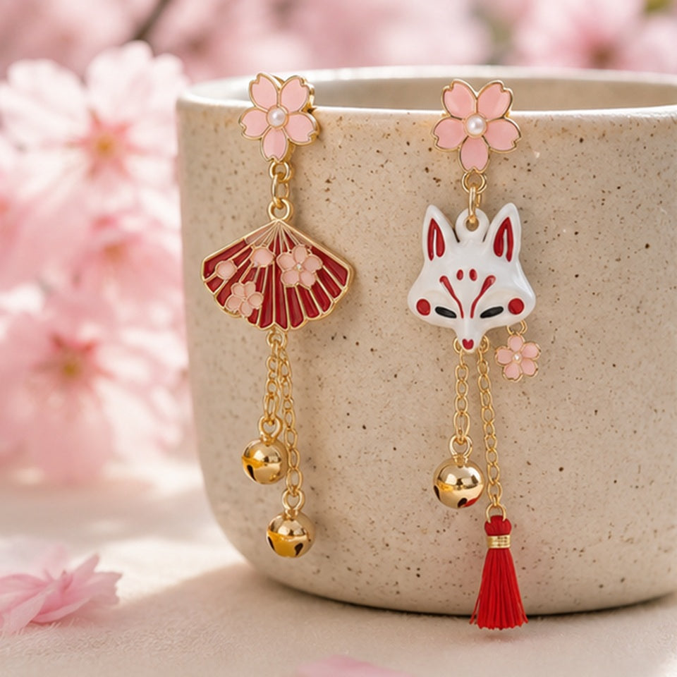 Boucles d'oreilles kitsune portées – bijou asymétrique folklore japonais kawaii