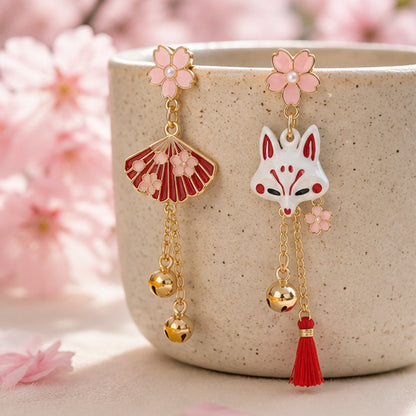 Boucles d'oreilles kitsune portées – bijou asymétrique folklore japonais kawaii