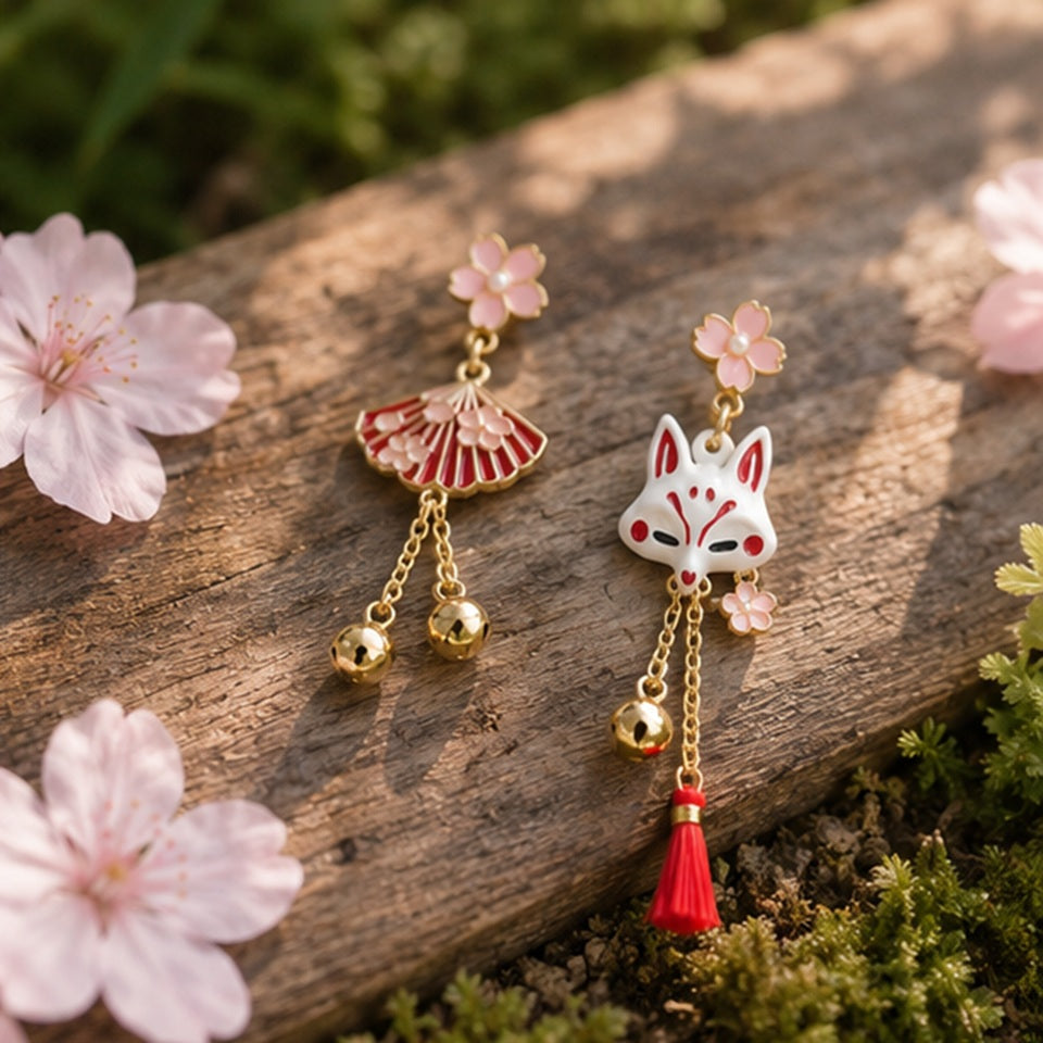 Boucles d'oreilles kitsune vue rapprochée – alliage cuivre peint dimensions 10x1,5 cm