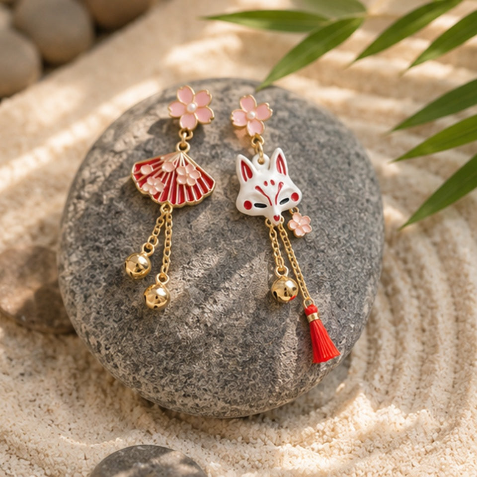 Boucles d'oreilles kitsune sakura fond blanc – bijou japonais raffiné