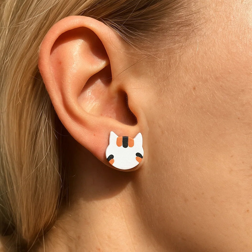 des boucles d'oreilles en forme de tête de chat de couleurs variées. Hyper mignonnes, minimalistes et adorables avec leur effet bois.