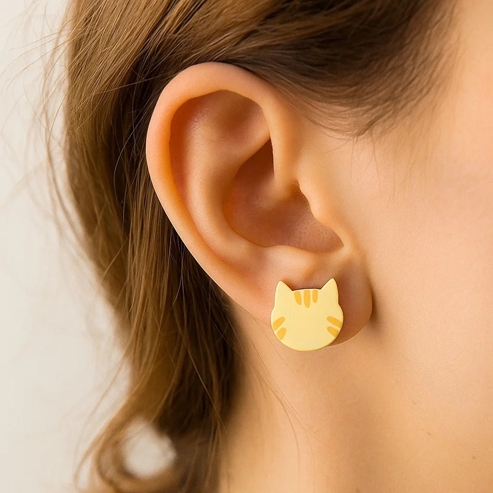 des boucles d'oreilles en forme de tête de chat de couleurs variées. Hyper mignonnes, minimalistes et adorables avec leur effet bois.