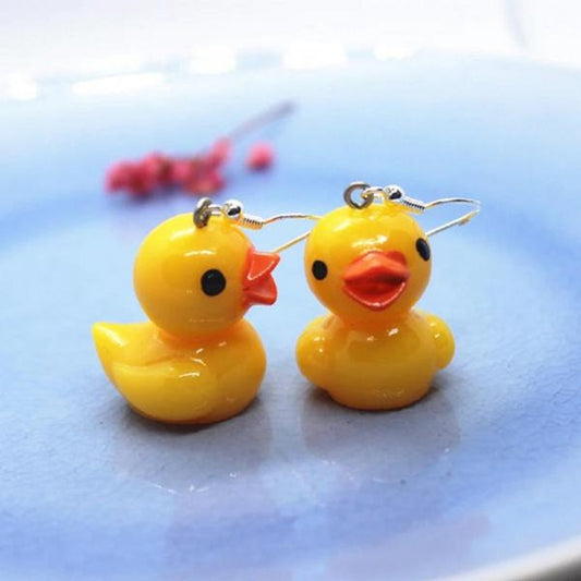des boucles d'oreilles en forme de canards jaunes trop mignons