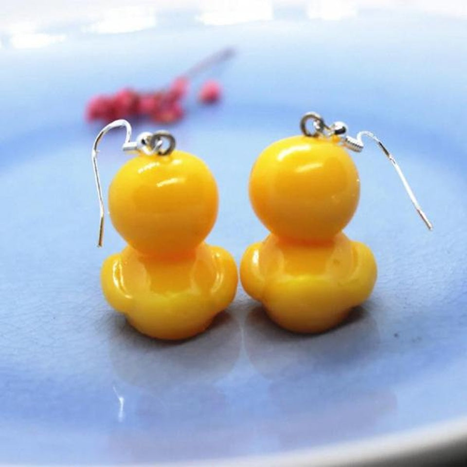 des boucles d'oreilles en forme de canards jaunes trop mignons