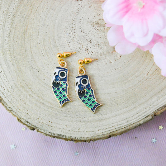 des boucles d'oreilles en forme de carpe koi nobori vertes, design unique et original inspiré des traditions japonaises