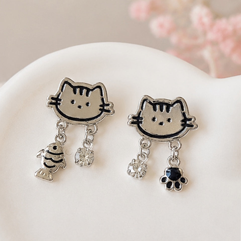 Paire de boucles d’oreilles miaou à strass, tête de chat kawaii argentée avec détails pendants ✨