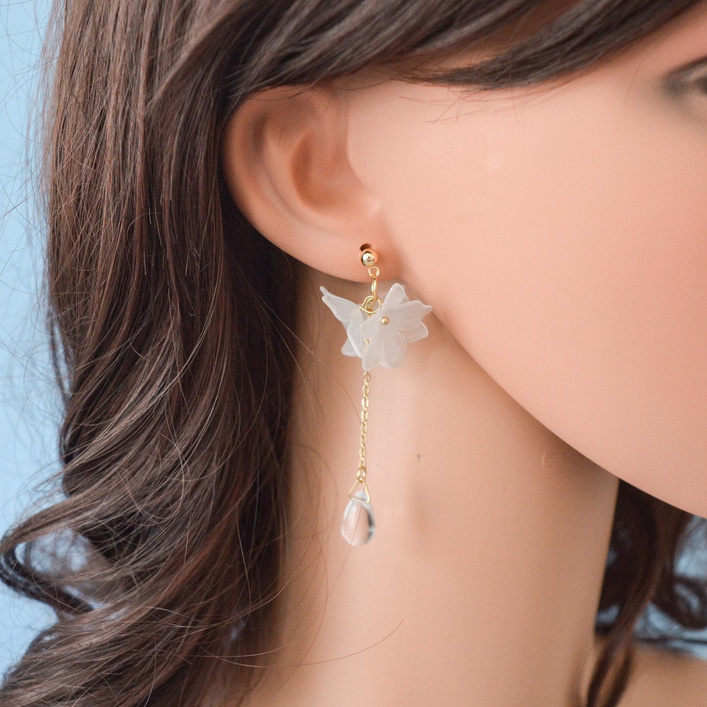 Boucles d'oreilles fleurs blanches et goutte