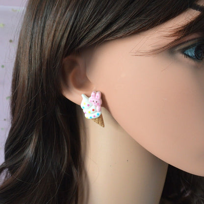 une paire de boucles d'oreilles en forme de glaces et de cônes gourmands et colorés. Design hyper kawaii