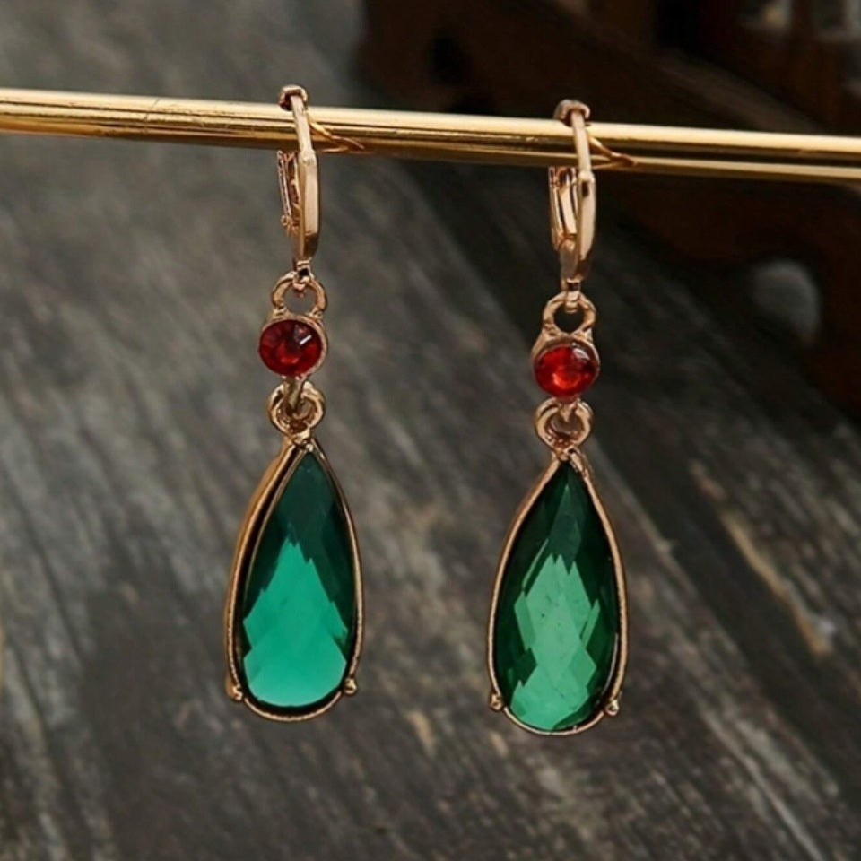 des boucles d'oreilles en cristal vert rouge, inspirées du même bijou que porte Hauru, le sorcier dans le château ambulant.