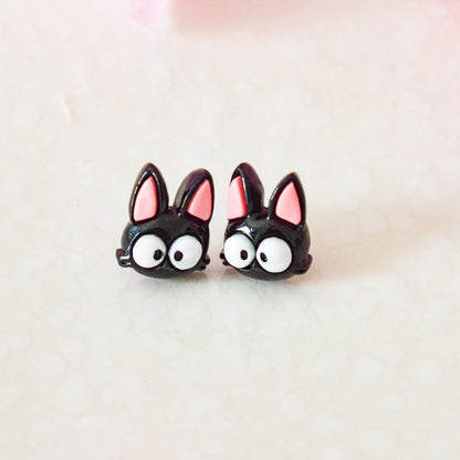 une paire de puces d'oreilles en forme du chat noir Jiji, acolyte de Kiki la petite sorcière. Expressif avec ses gros yeux ronds.