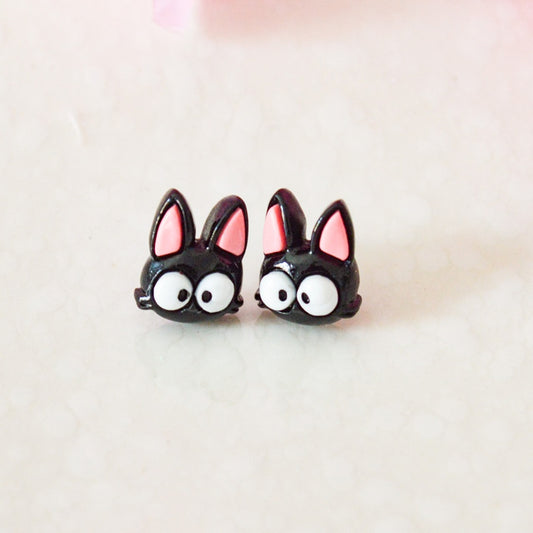 une paire de puces d'oreilles en forme du chat noir Jiji, acolyte de Kiki la petite sorcière. Expressif avec ses gros yeux ronds.